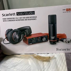 Scarlett solo studio with accessories